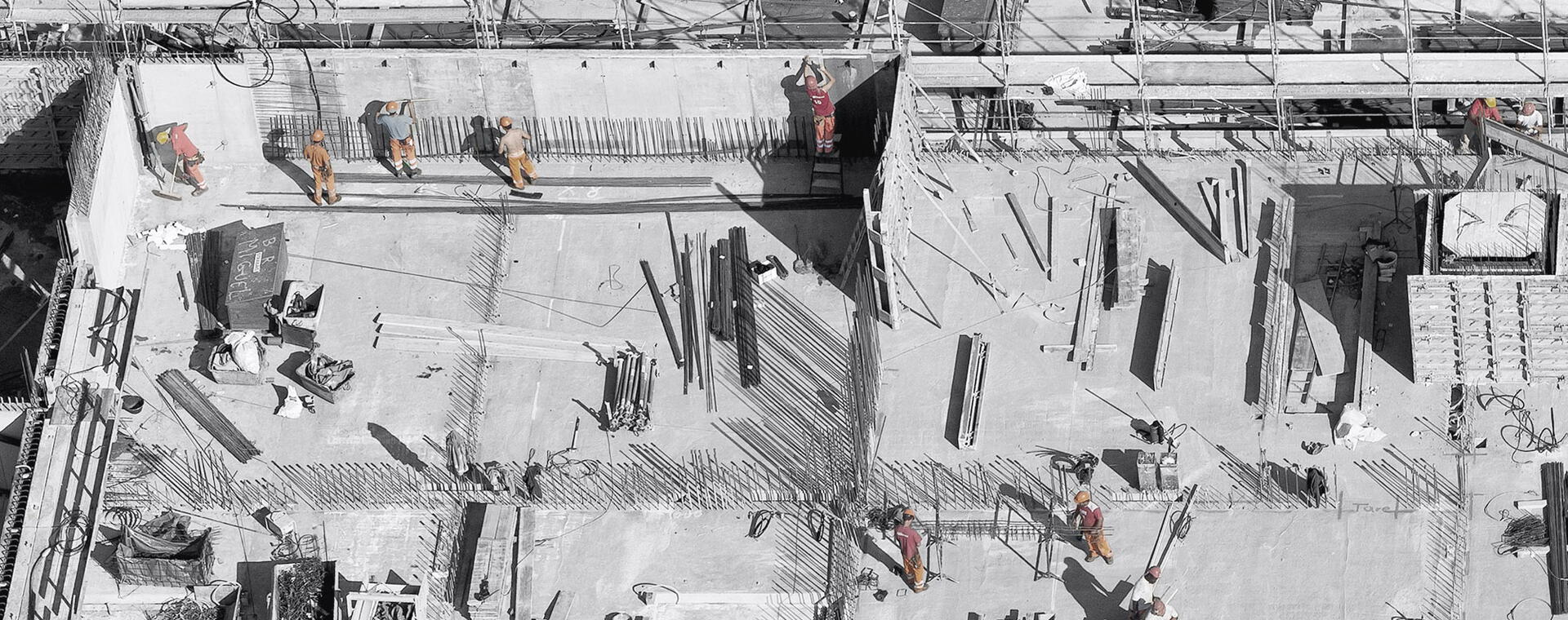 Arbeiter auf einer Großbaustelle Stimmt das Baurecht, läuft es auf der Baustelle